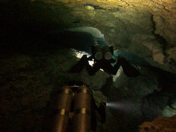 Entrando em caverna lateral do Cenote The Pit, em Tulum, no Yucatán, sul do México